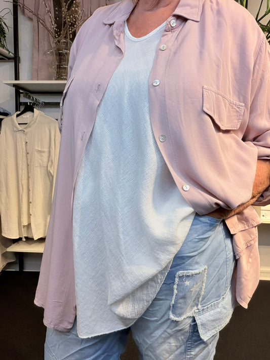 En basis skjorte med en fantastisk pasform til plus size kvinden. Den er gennemknappet og kan bruges både åben og lukket.