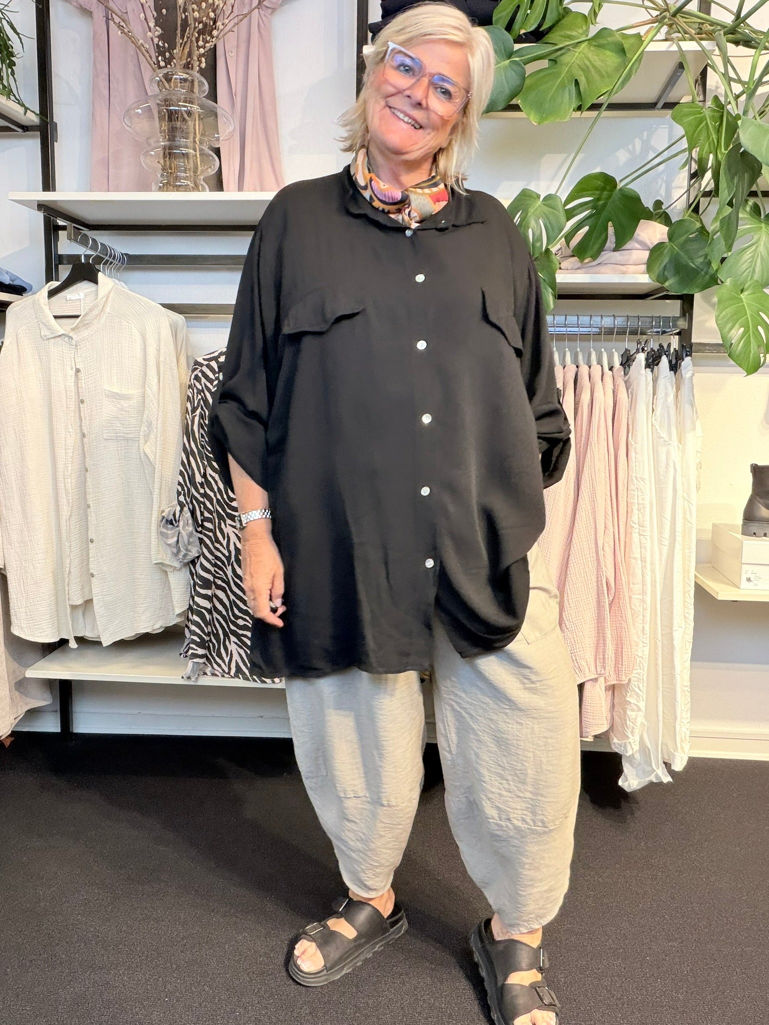 En basis skjorte med en fantastisk pasform til plus size kvinden. Den er gennemknappet og kan bruges både åben og lukket.
