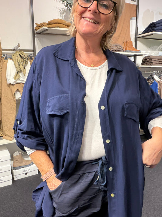 Plussize skjorte ‘Lulu’ i komfortabel pasform, med feminine detaljer og let, luftigt materiale."