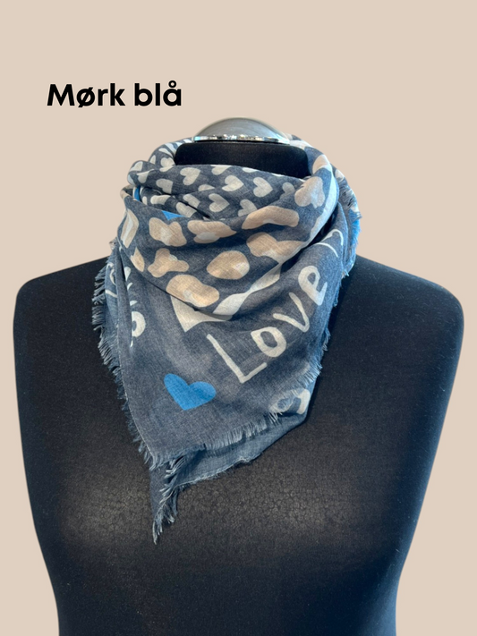 Lærkkert tørklæde i de smukkeste farver, som har en god størrelse. Tørklædet er den perfekte accessorie, som kan bruges både inde og ude. 