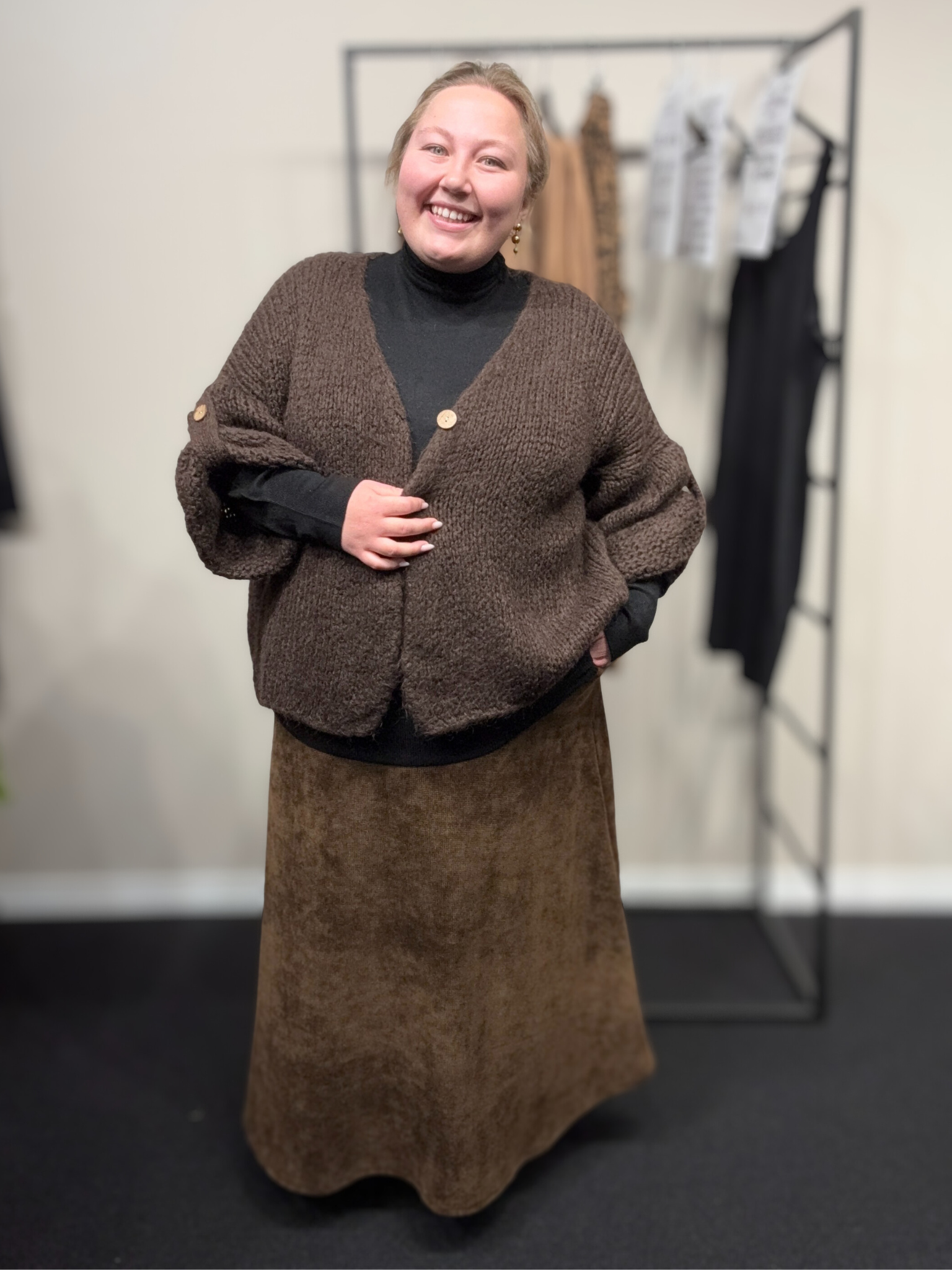 Dejlig blød nederdel i maxi længde elastik i liv og 2 små lommer foran, brug den både til hverdag og fest.