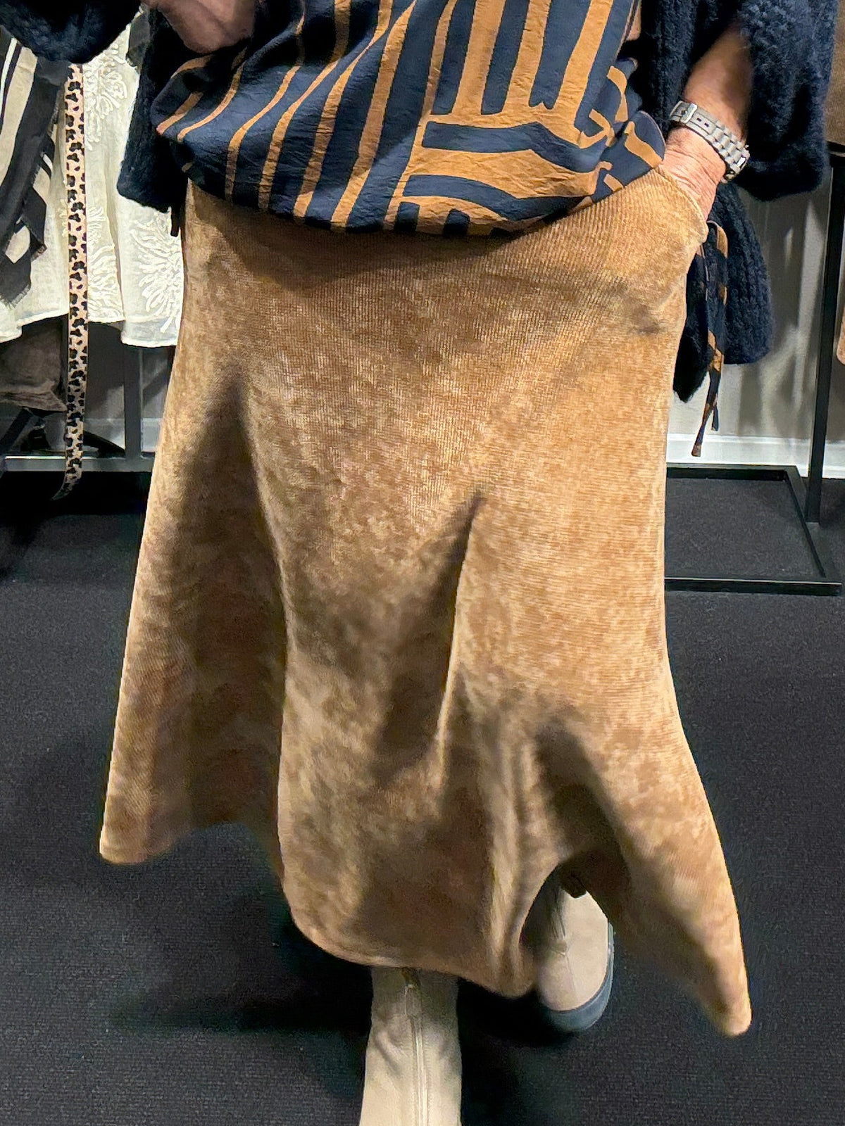Luna plussize maxi nederdel i A-facon med elastik i livet – fås i tre flotte efterårsfarver.