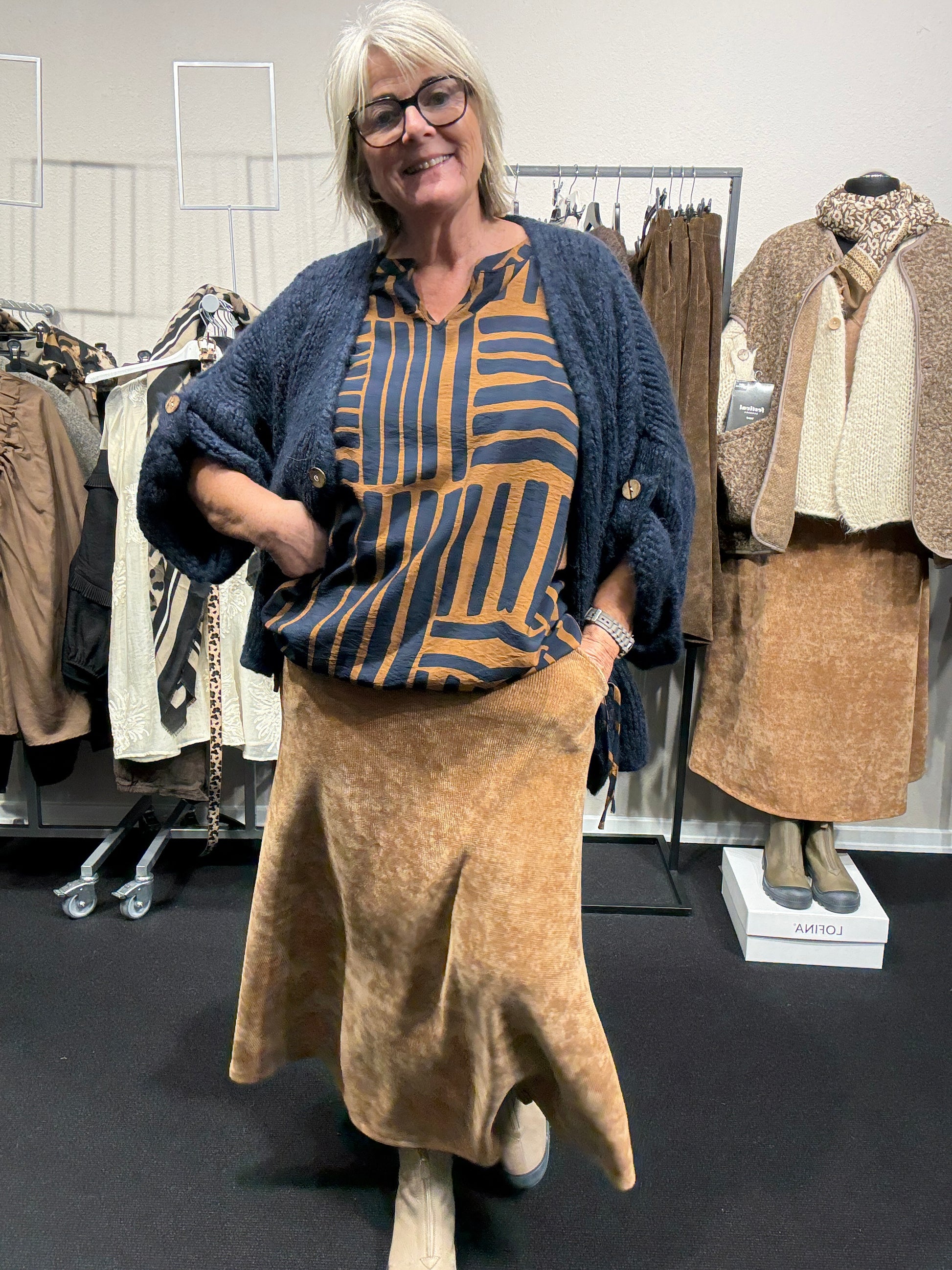 Luna plussize maxi nederdel i A-facon med elastik i livet – fås i tre flotte efterårsfarver.