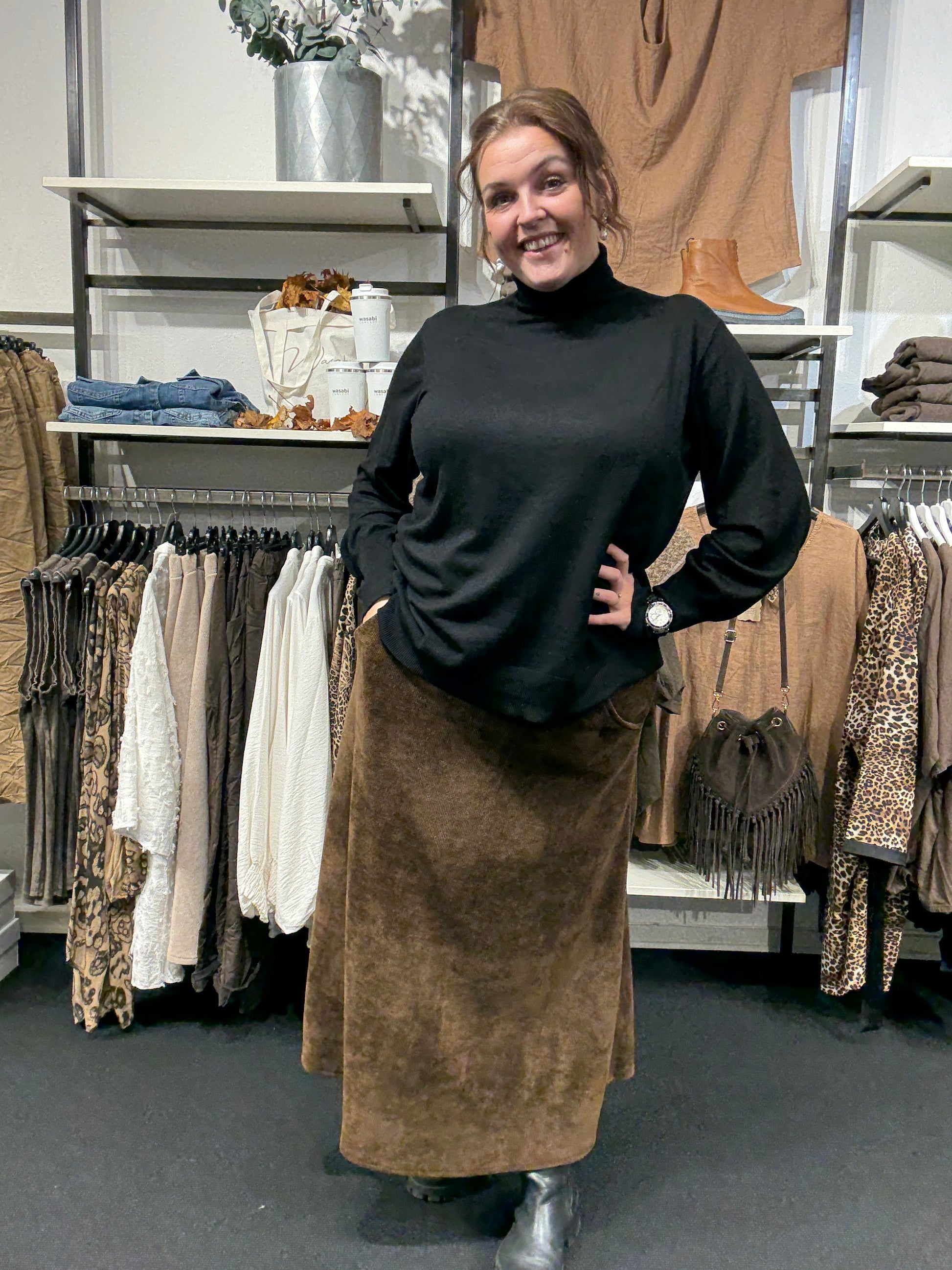 Luna plussize maxi nederdel i A-facon med elastik i livet – fås i tre flotte efterårsfarver.