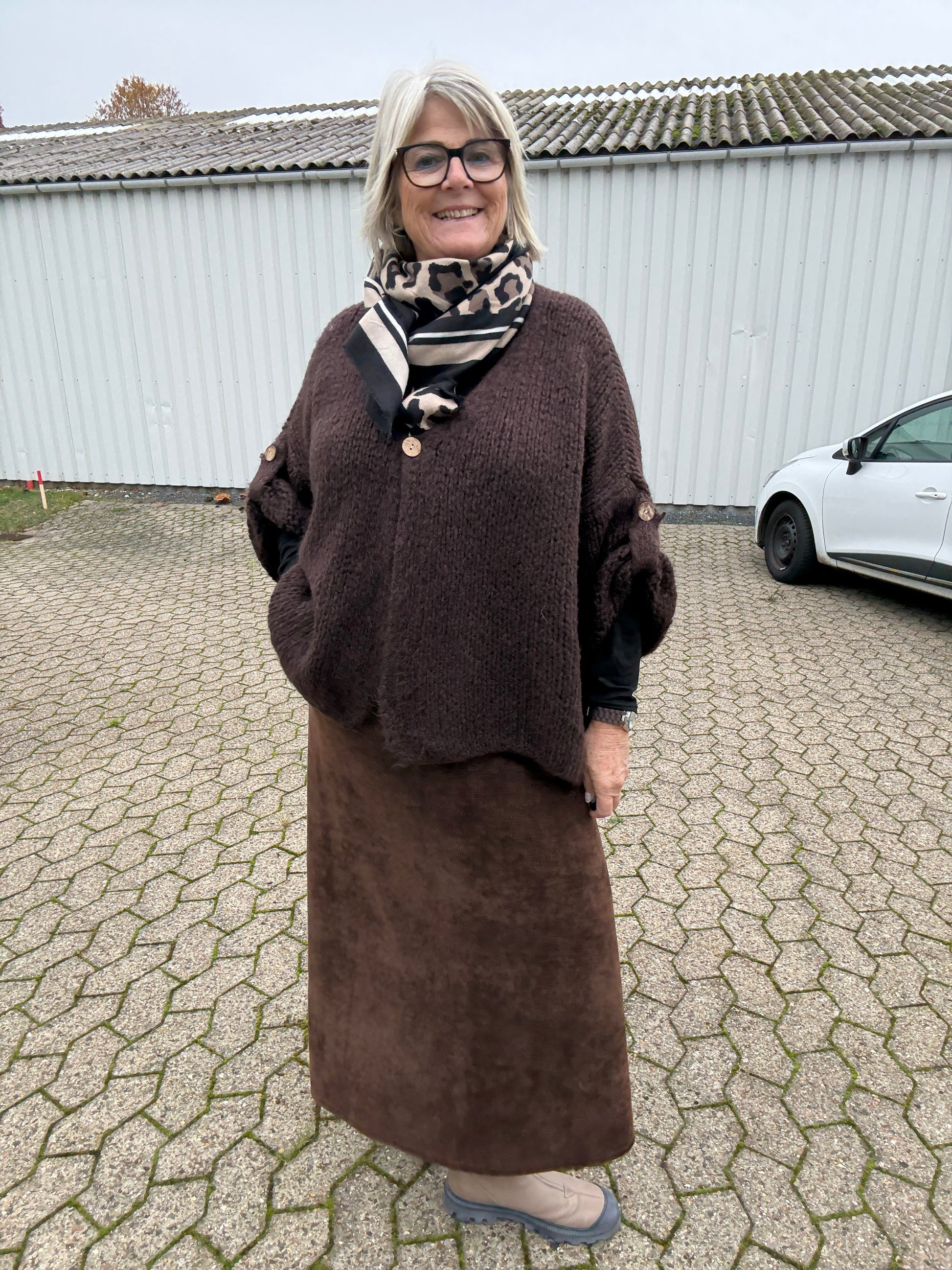 dejlig blød nederdel i maxi længde elastik i liv og 2 små lommer foran,brug den både til hverdag og fest.