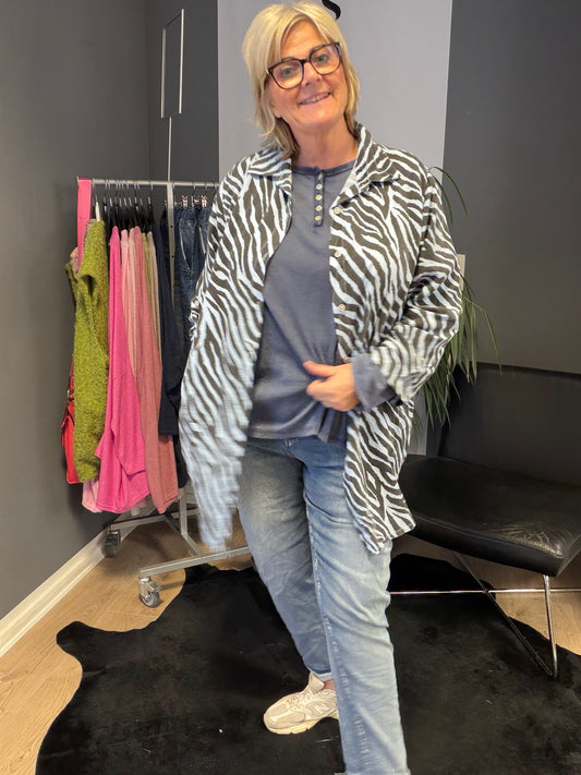 “Helga skjorte i tidløst design – let, behagelig og nem at style.”denne er lysblå.