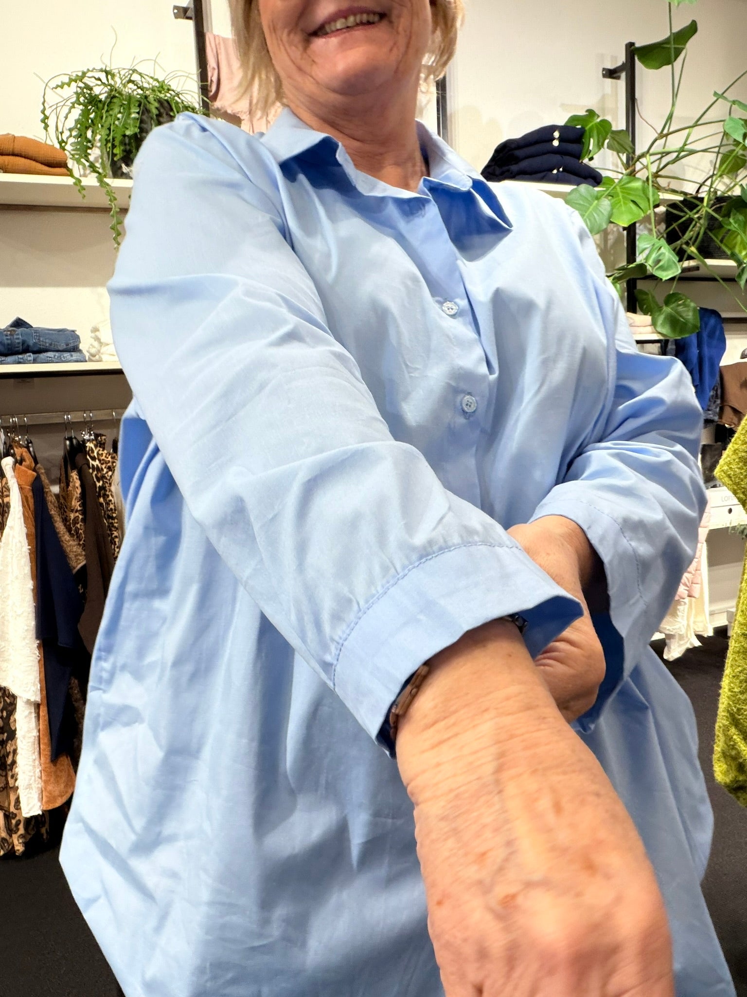 ILSE er en klassisk og stilren skjorte i plus size med et tidløst design og god pasform. Skjorten er gennemknappet og har lange ærmer, hvilket gør den alsidig og nem at style både lukket som en almindelig skjorte eller åben som en let, løs skjorte.

Den er ca. 5 cm længere bagpå, hvilket giver en flot silhuet og ekstra dækning. ILSE skjorten kan styles med både bukser og leggings og passer perfekt til både hverdagsbrug og mere velklædte anledninger.