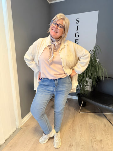 "Nala jeans i lys blå denim med høj talje og smal, lige pasform, lommer foran og bagpå, synlige sømme, tidløst design til hverdag og arbejde"
