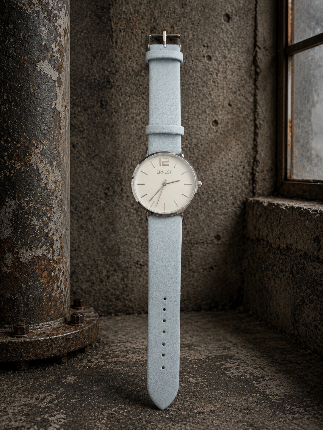**Alt-tekst til webshop:**

**"Vinka dameur med minimalistisk design, rund urskive og blød rem. Elegant og stilrent armbåndsur, der passer perfekt til både hverdag og fest. Et tidløst tilbehør, som fuldender ethvert outfit."**
