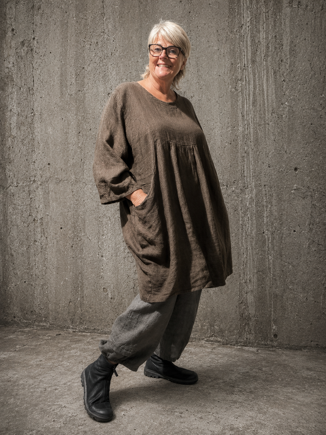 Magda er en lækker hør tunika med en skøn facon og pasform. Den er lavet til plus size kroppen og er specielt god til dig der fylder ved numsen og rundt. 