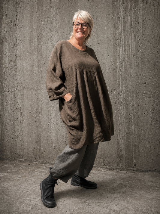 Magda er en lækker hør tunika med en skøn facon og pasform. Den er lavet til plus size kroppen og er specielt god til dig der fylder ved numsen og rundt. 