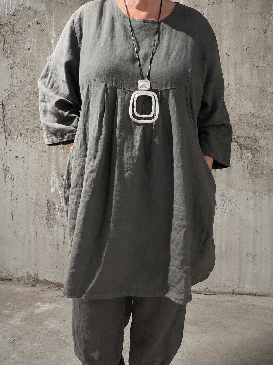 Magda er en lækker hør tunika med en skøn facon og pasform. Den er lavet til plus size kroppen og er specielt god til dig der fylder ved numsen og rundt. 