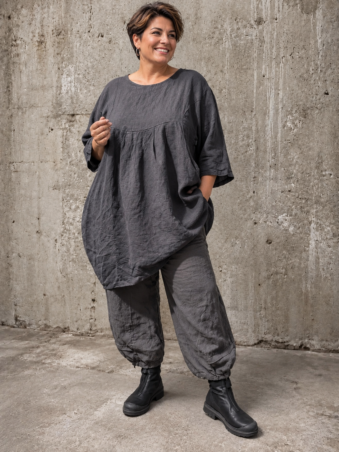 Magda er en lækker hør tunika med en skøn facon og pasform. Den er lavet til plus size kroppen og er specielt god til dig der fylder ved numsen og rundt.billed er Ai generet