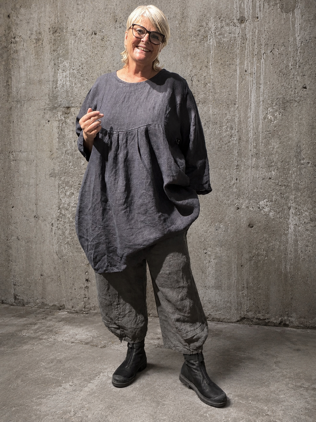 Magda er en lækker hør tunika med en skøn facon og pasform. Den er lavet til plus size kroppen og er specielt god til dig der fylder ved numsen og rundt. 