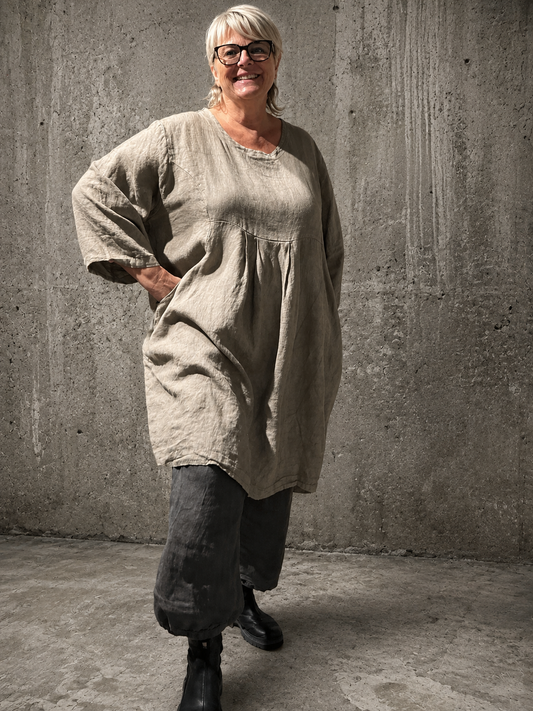 Magda er en lækker hør tunika med en skøn facon og pasform. Den er lavet til plus size kroppen og er specielt god til dig der fylder ved numsen og rundt. 