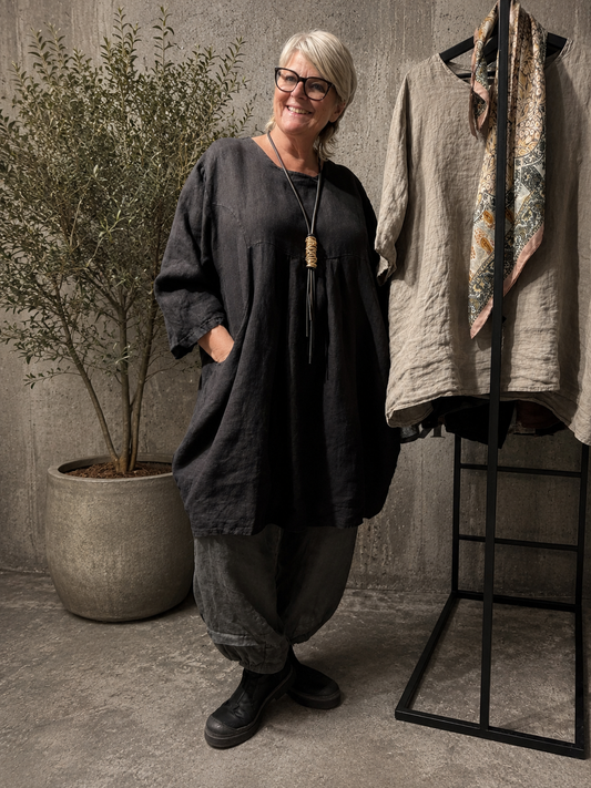 Magda er en lækker hør tunika med en skøn facon og pasform. Den er lavet til plus size kroppen og er specielt god til dig der fylder ved numsen og rundt. 