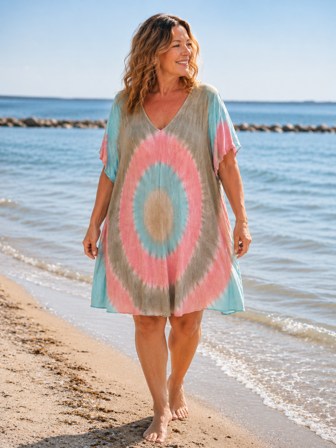 Lækker viskose kjole som går til lige over knæet på de fleste. Den er til plus size kvinden som elsker det lette og anderledes. 

Billedet er genereret vha. AI. 