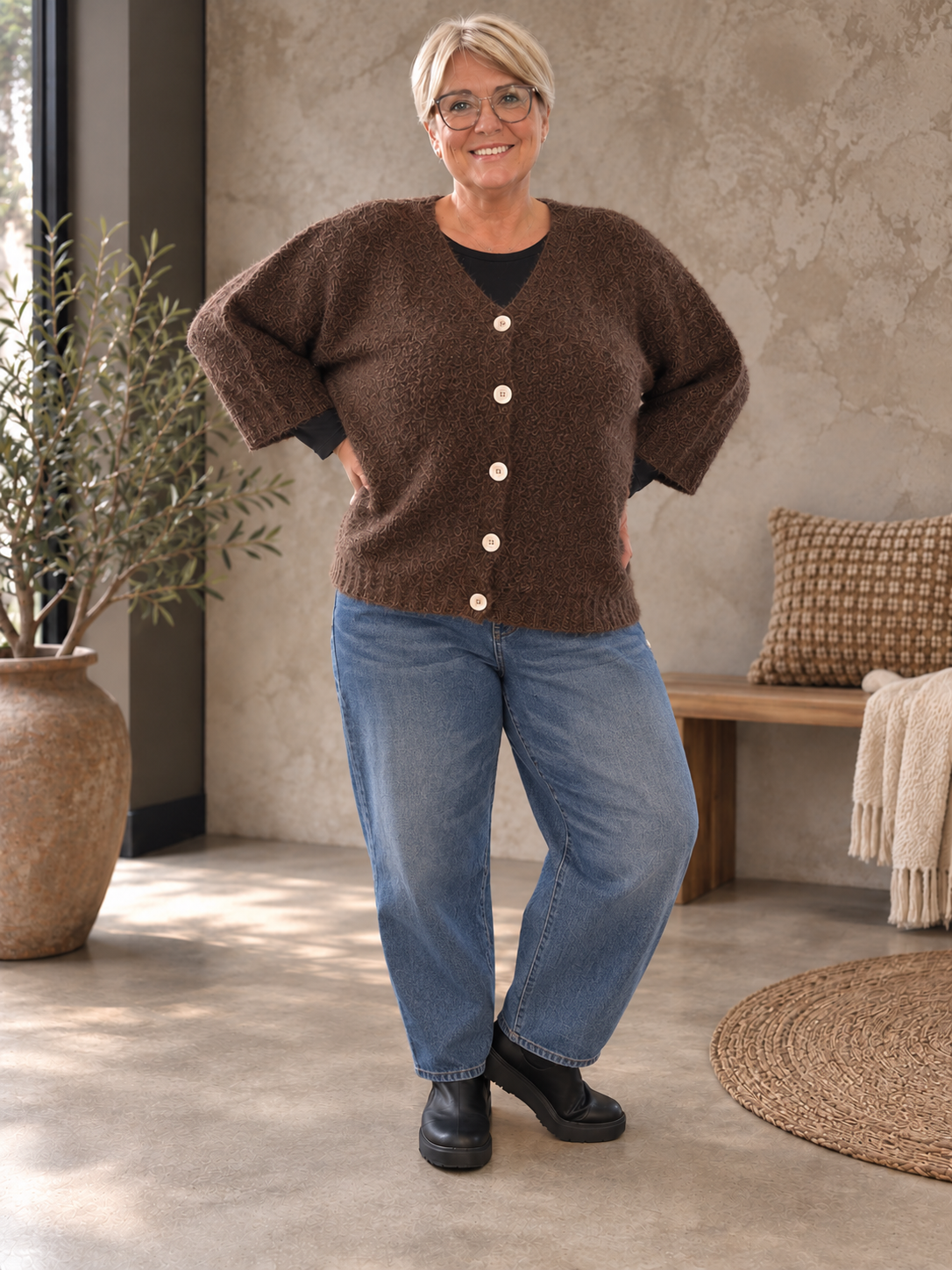 Lækker og blød strik perfekt til efteråret. Den er god til plus size kvinden som elsker noget afslappet men smart. Den er perfekt til dine lag-på-lag looks. 

Billedet er delvist AI-genereret. 