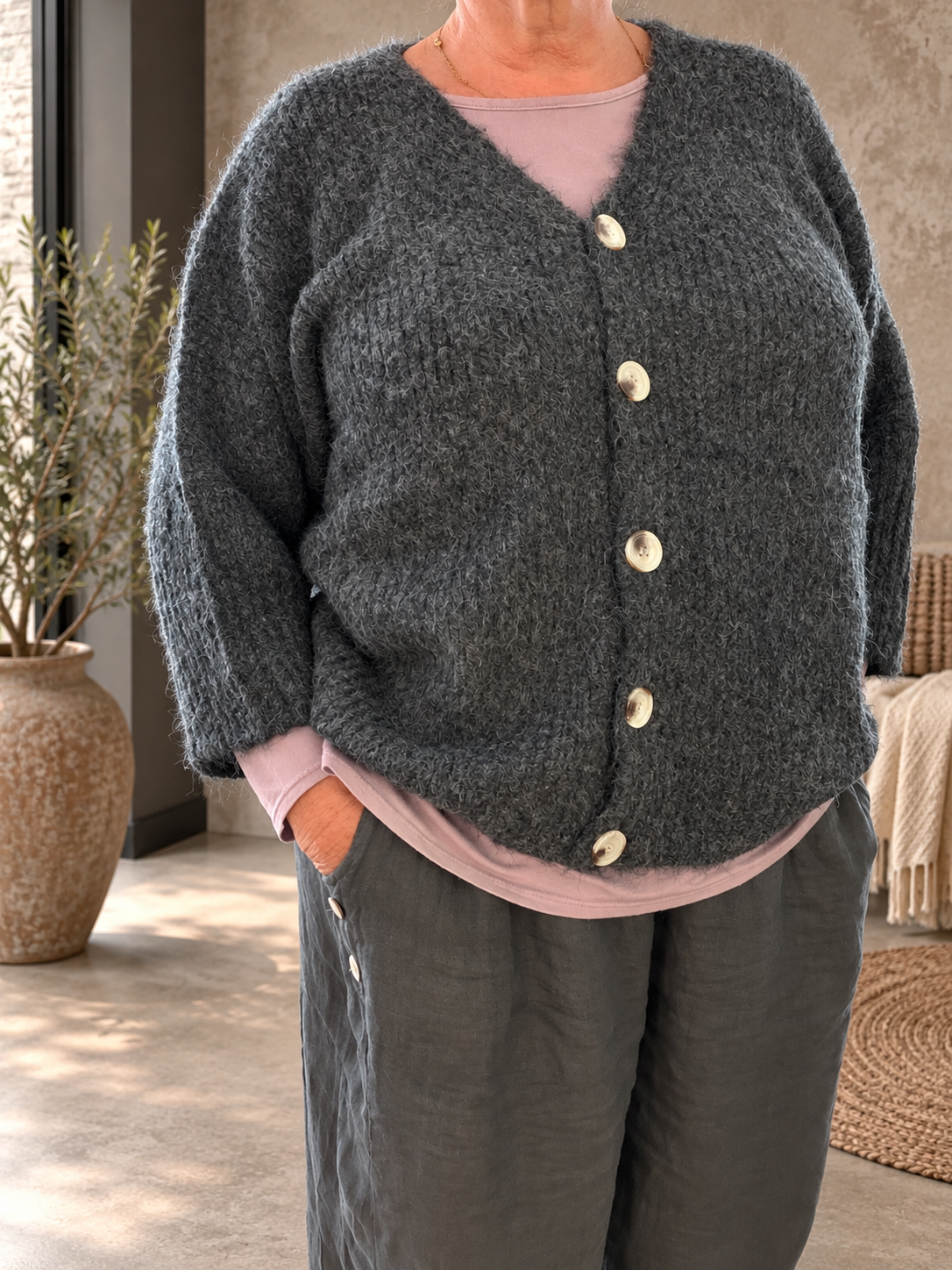 Lækker og blød strik perfekt til efteråret. Den er god til plus size kvinden som elsker noget afslappet men smart. Den er perfekt til dine lag-på-lag looks. 

Billedet er delvist AI-genereret. 