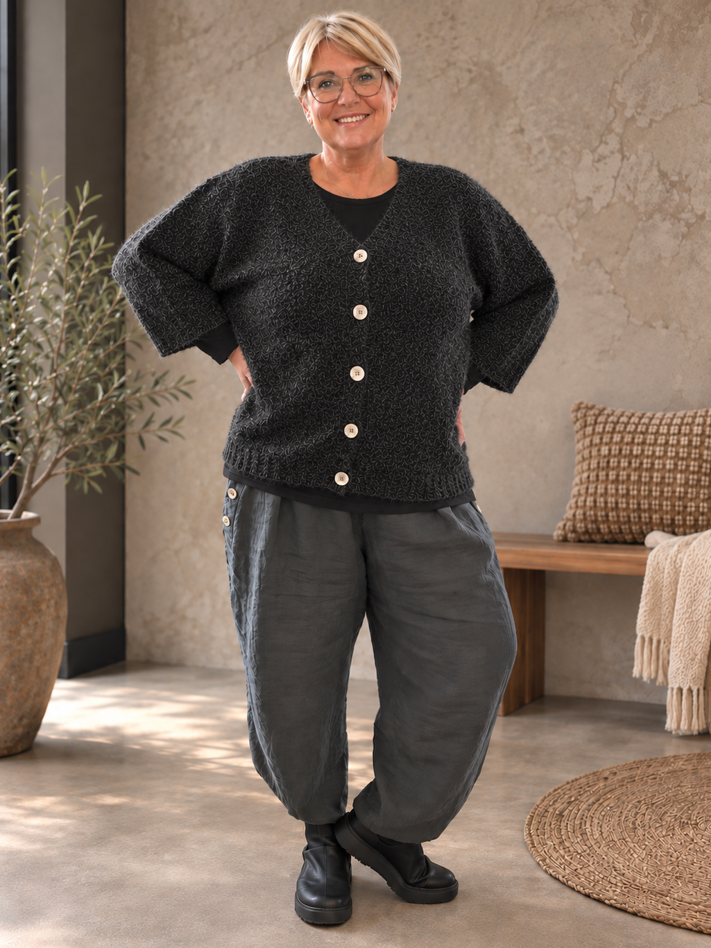 Lækker og blød strik perfekt til efteråret. Den er god til plus size kvinden som elsker noget afslappet men smart. Den er perfekt til dine lag-på-lag looks. 

Billedet er delvist AI-genereret. 