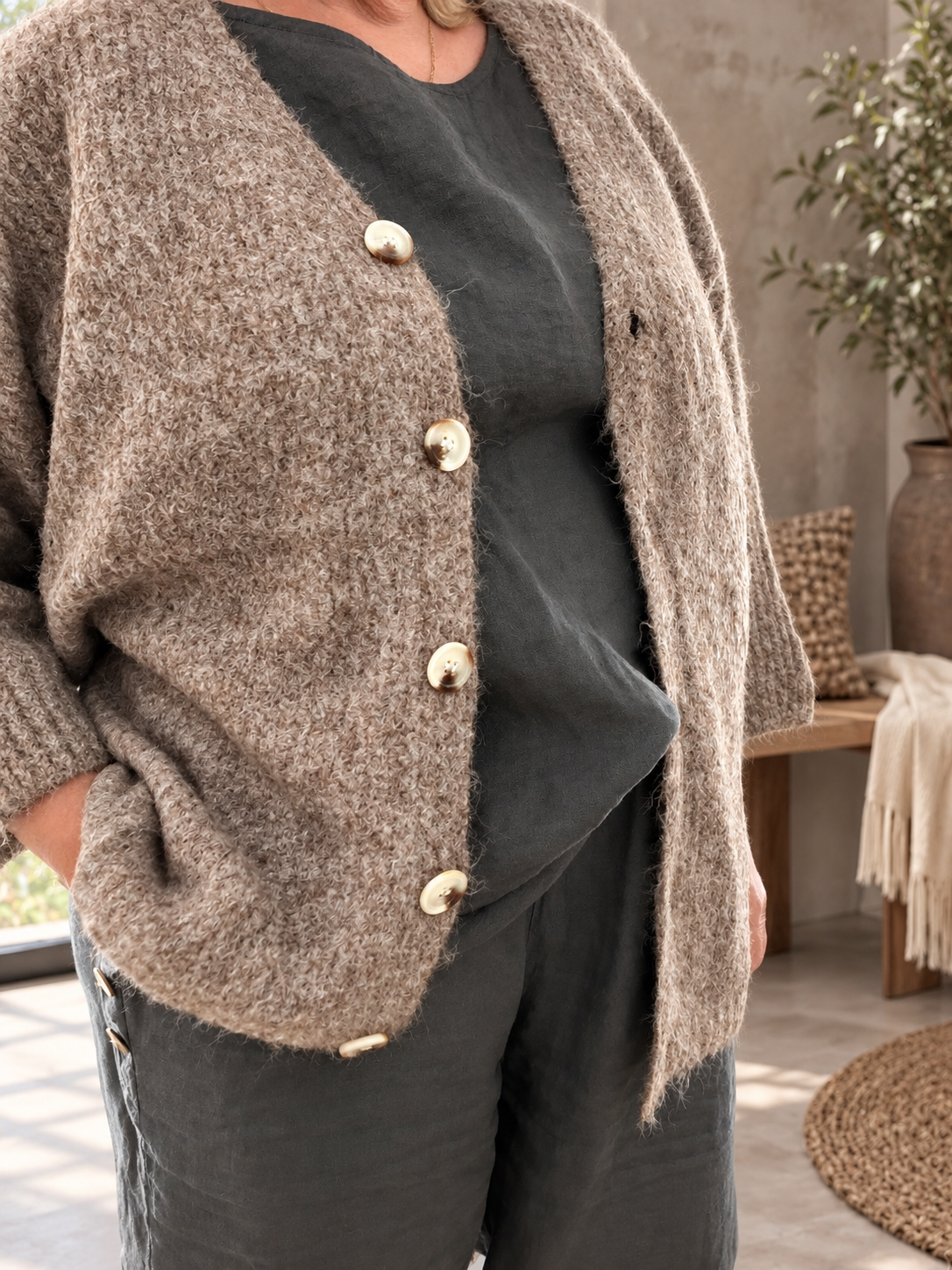 Lækker og blød strik perfekt til efteråret. Den er god til plus size kvinden som elsker noget afslappet men smart. Den er perfekt til dine lag-på-lag looks. 

Billedet er delvist AI-genereret. 