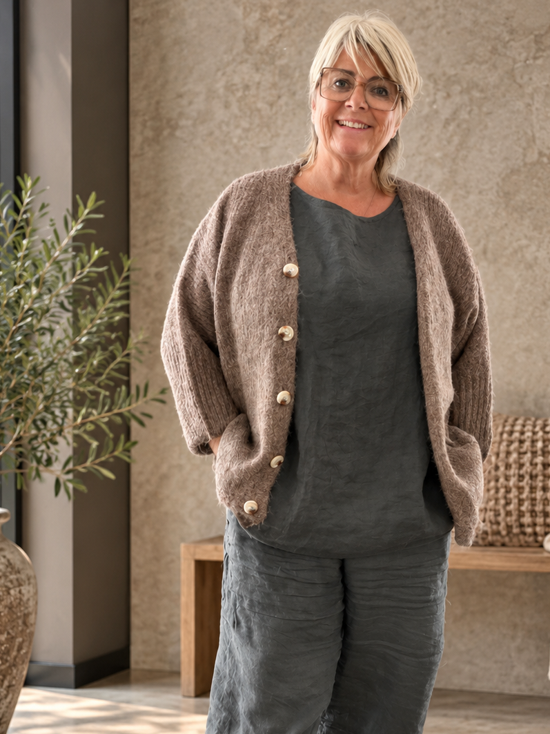 Lækker og blød strik perfekt til efteråret. Den er god til plus size kvinden som elsker noget afslappet men smart. Den er perfekt til dine lag-på-lag looks. 

Billedet er delvist AI-genereret. 