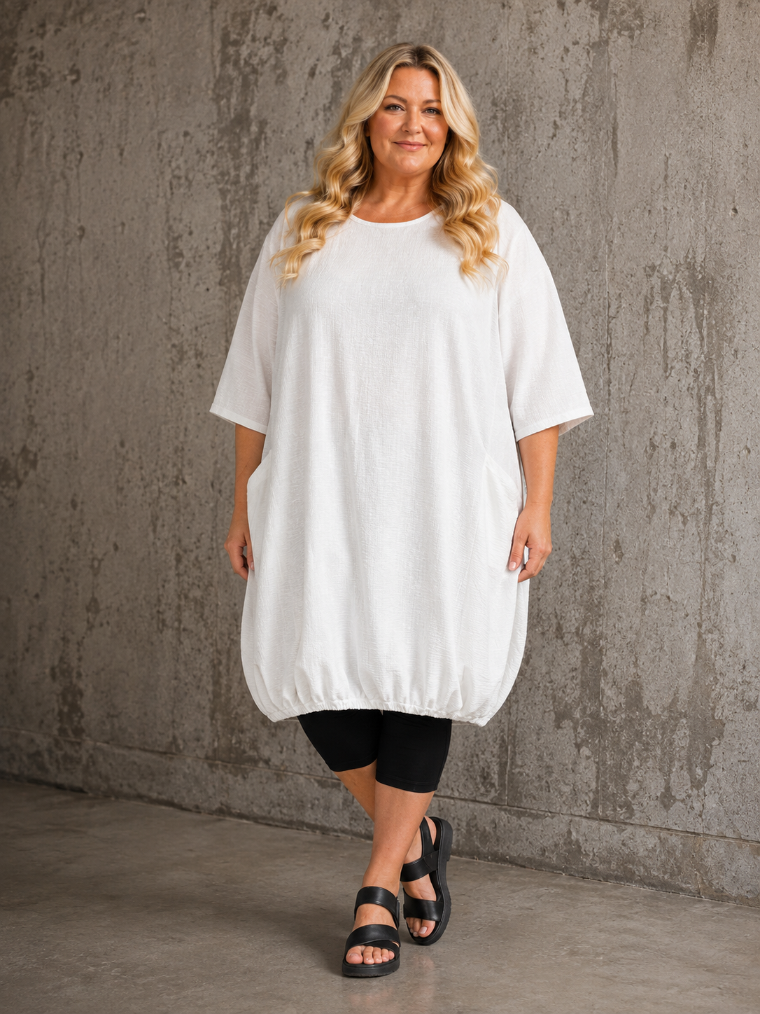 Den enkle kjole fra AKH med den gode facon til plus size kvinden. Den kan  bruges til både hverdag og fest, og er nem at style pga. sin enkelthed. 