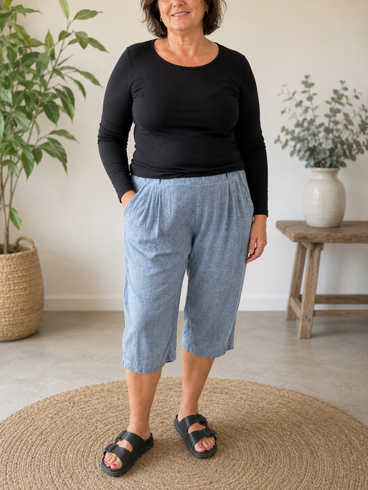 Manne shortsen er en lækker blandingsshorts, som er god til dig som er mellem en str. 42 og 48. De er virkelig behagelige at ha' på. 

Billedet er genereret vha. AI-teknologi for at vise shortsen på en person. 