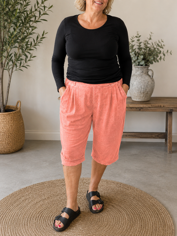 Manne shortsen er en lækker blandingsshorts, som er god til dig som er mellem en str. 42 og 48. De er virkelig behagelige at ha' på. 

Billedet er genereret vha. AI-teknologi for at vise shortsen på en person. 
