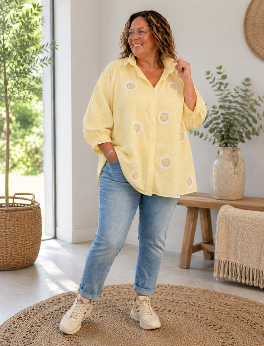 Sød skjorte med blomster og godt brystmål. Perfekt til plus size kvinden som elsker en anderledes skjorte. 

Billedet er genereret vha. AI.