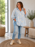 Sød skjorte med blomster og godt brystmål. Perfekt til plus size kvinden som elsker en anderledes skjorte. 

Billedet er genereret vha. AI.