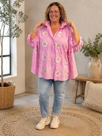 Sød skjorte med blomster og godt brystmål. Perfekt til plus size kvinden som elsker en anderledes skjorte. 

Billedet er genereret vha. AI.