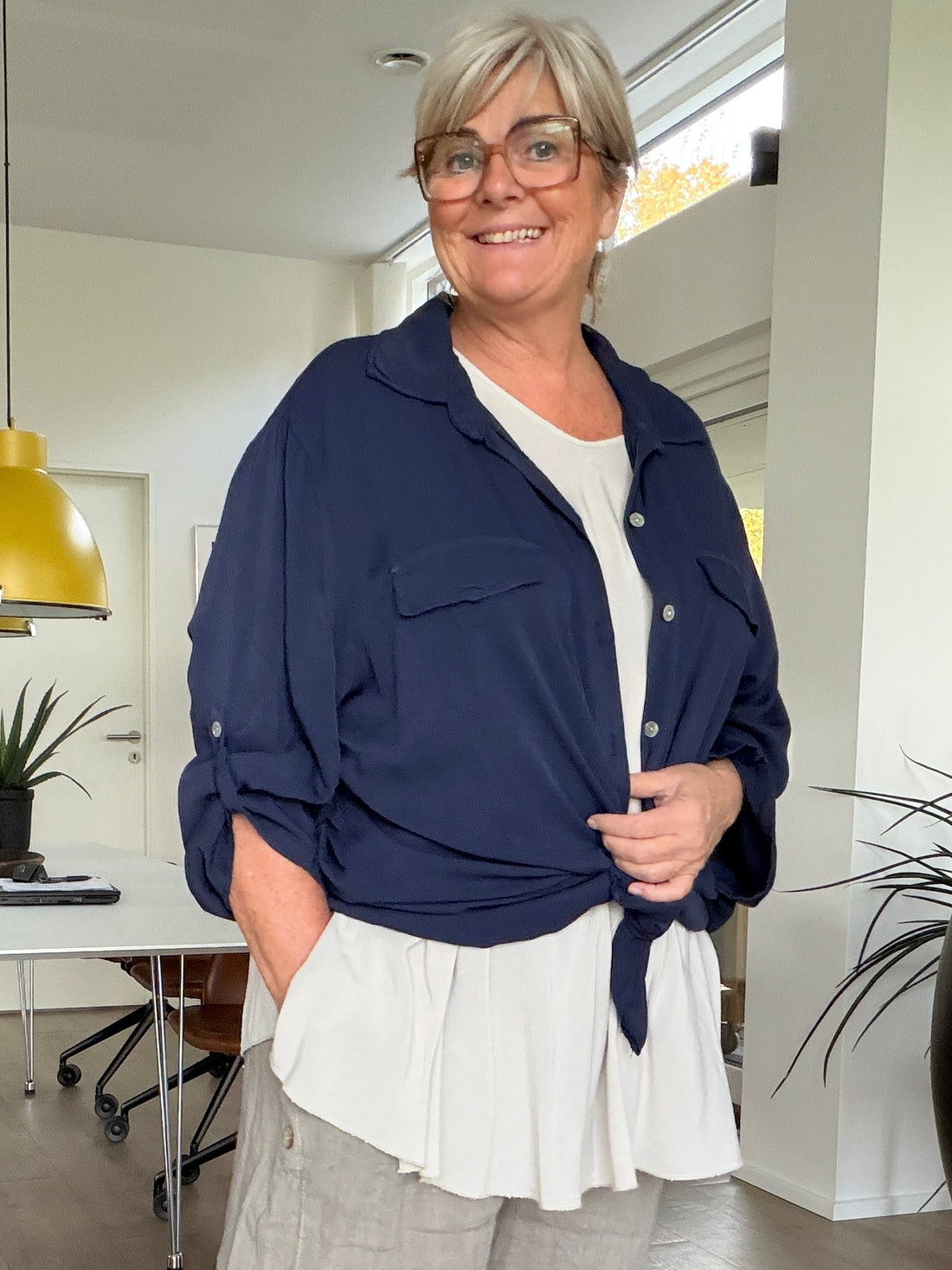 **Alt-tekst:**  
Lulu basis plus size skjorte i let og behagelig kvalitet med løs pasform. En alsidig skjorte, der er nem at style på flere forskellige måder og findes i mange flotte farver. Billedet er AI-genereret.