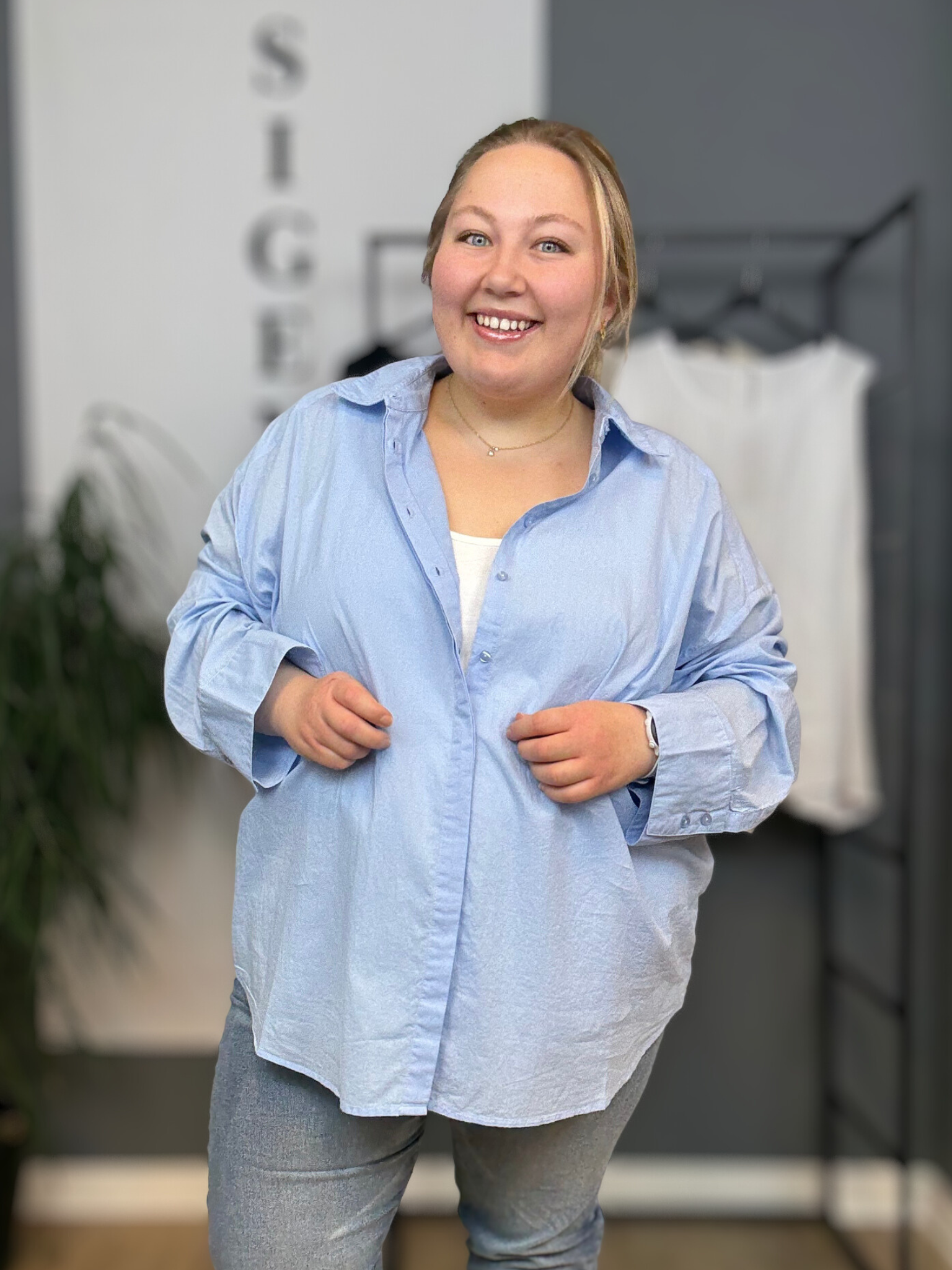 Basis skjorte til plus size kvinder. Denne er i en flot og klassisk lys blå farve.