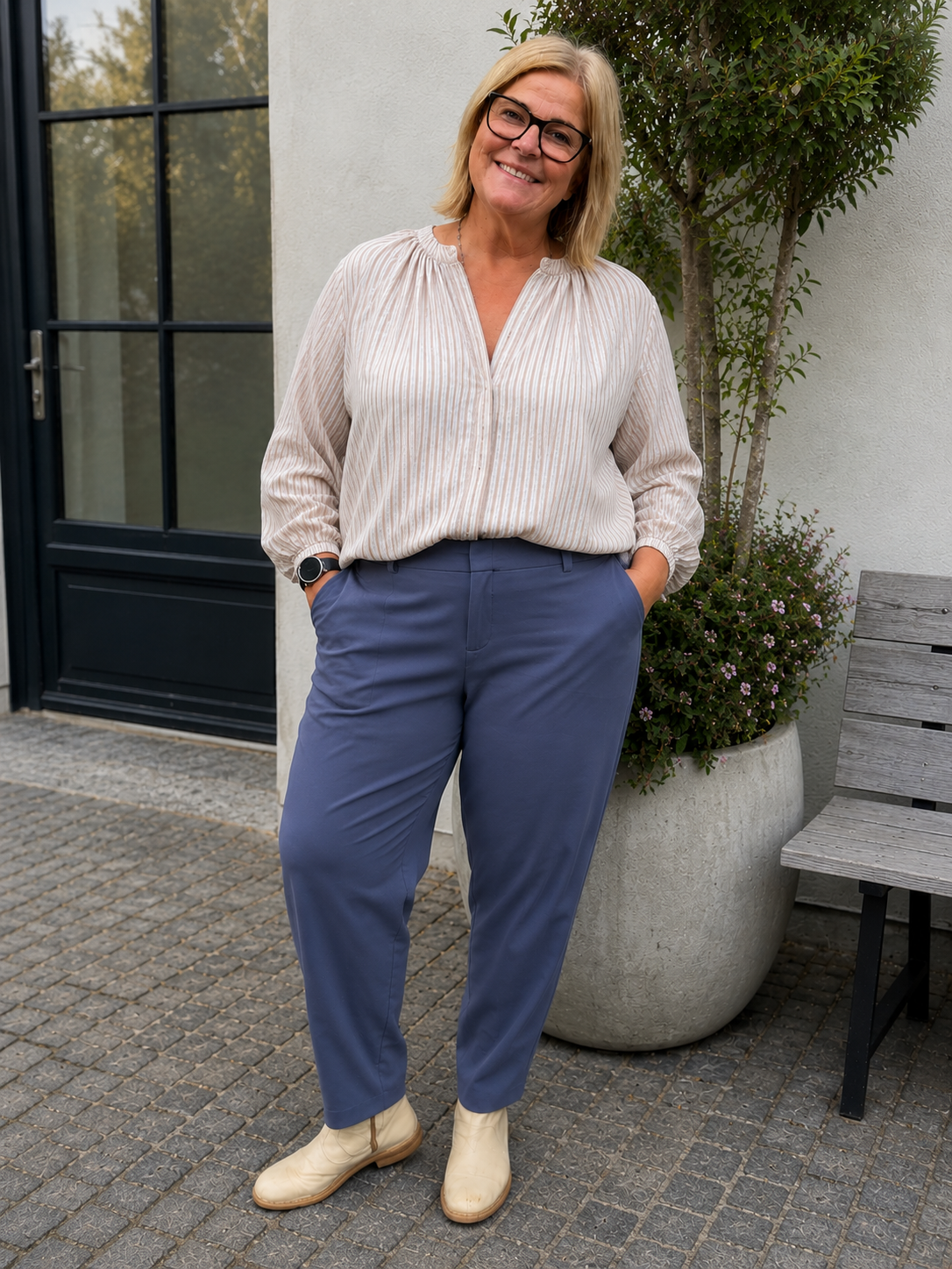 Plus size stumpebuks, som sidder fantastisk. Den går højt op i livet, og er 7/8 del lang. Har knap og lynlås foran, samt et elastik-stykke bagpå, som gør at bukserne sidder pænt til i livet. 

Billedet er genereret vha. AI.