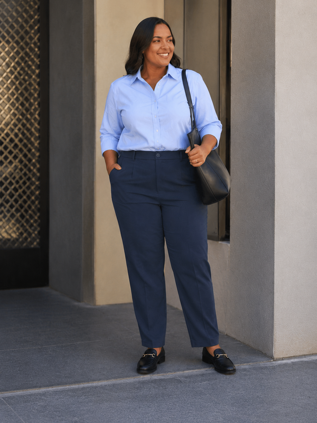 Plus size stumpebuks, som sidder fantastisk. Den går højt op i livet, og er 7/8 del lang. Har knap og lynlås foran, samt et elastik-stykke bagpå, som gør at bukserne sidder pænt til i livet. 

Billedet er genereret vha. AI.