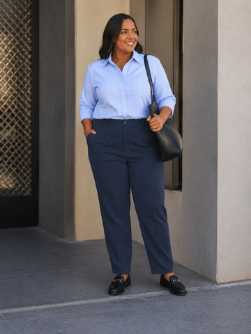 Plus size stumpebuks, som sidder fantastisk. Den går højt op i livet, og er 7/8 del lang. Har knap og lynlås foran, samt et elastik-stykke bagpå, som gør at bukserne sidder pænt til i livet. 

Billedet er genereret vha. AI.