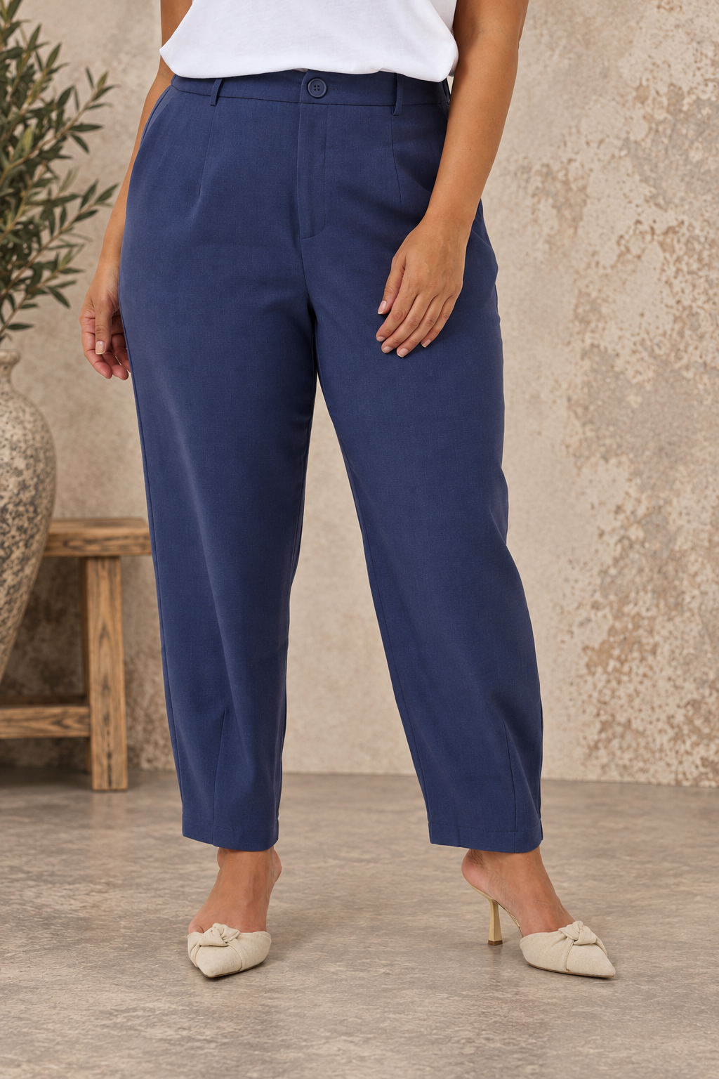 Plus size stumpebuks, som sidder fantastisk. Den går højt op i livet, og er 7/8 del lang. Har knap og lynlås foran, samt et elastik-stykke bagpå, som gør at bukserne sidder pænt til i livet. 

Billedet er genereret vha. AI.