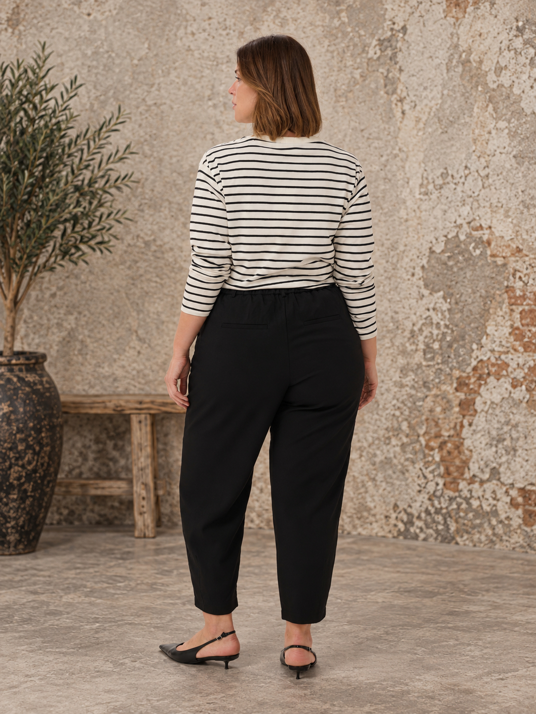 Plus size stumpebuks, som sidder fantastisk. Den går højt op i livet, og er 7/8 del lang. Har knap og lynlås foran, samt et elastik-stykke bagpå, som gør at bukserne sidder pænt til i livet. 

Billedet er genereret vha. AI.