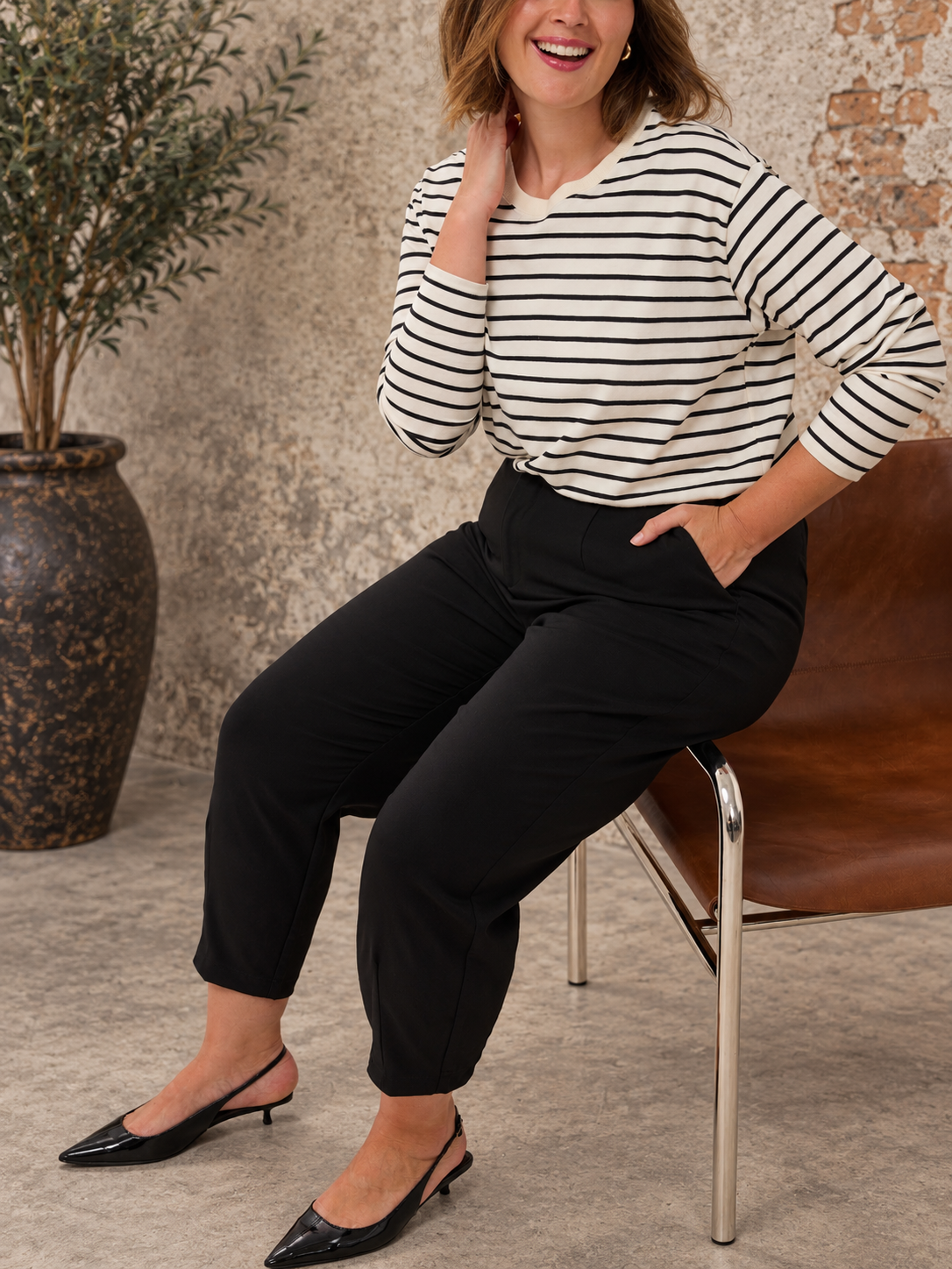 Plus size stumpebuks, som sidder fantastisk. Den går højt op i livet, og er 7/8 del lang. Har knap og lynlås foran, samt et elastik-stykke bagpå, som gør at bukserne sidder pænt til i livet. 

Billedet er genereret vha. AI.