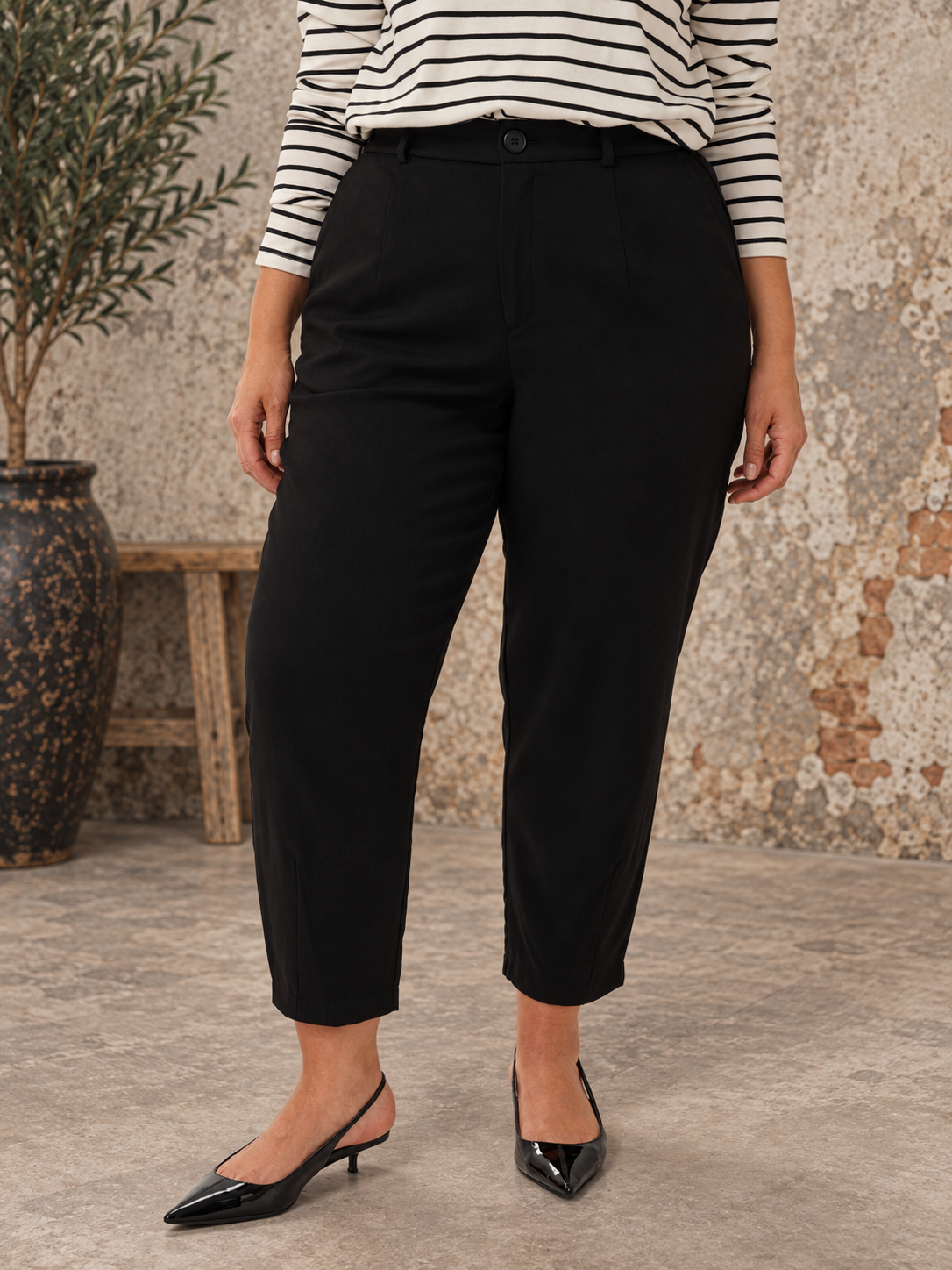 Plus size stumpebuks, som sidder fantastisk. Den går højt op i livet, og er 7/8 del lang. Har knap og lynlås foran, samt et elastik-stykke bagpå, som gør at bukserne sidder pænt til i livet. 

Billedet er genereret vha. AI.