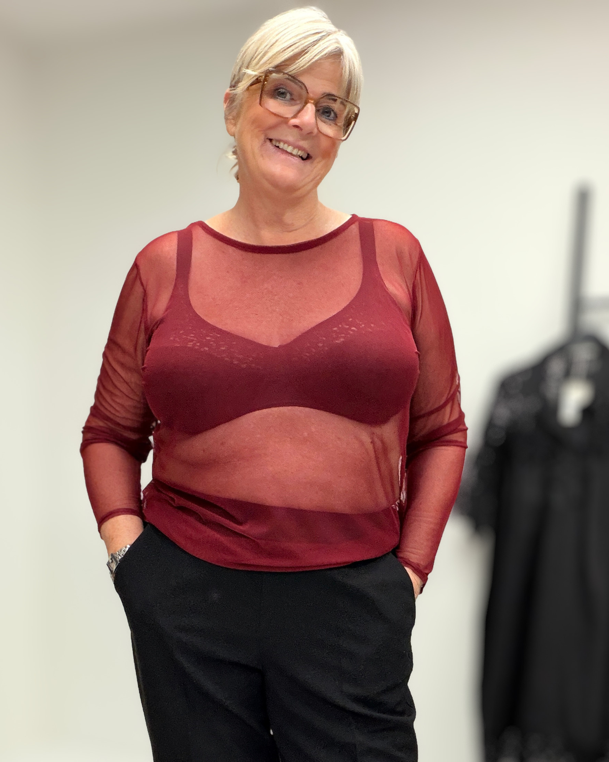 Smart mesh t-shirt til plus size kvinder som elsker looket af mest indenunder deres overdele. Det kan hurtigt være med til at pynte et sæt op. 