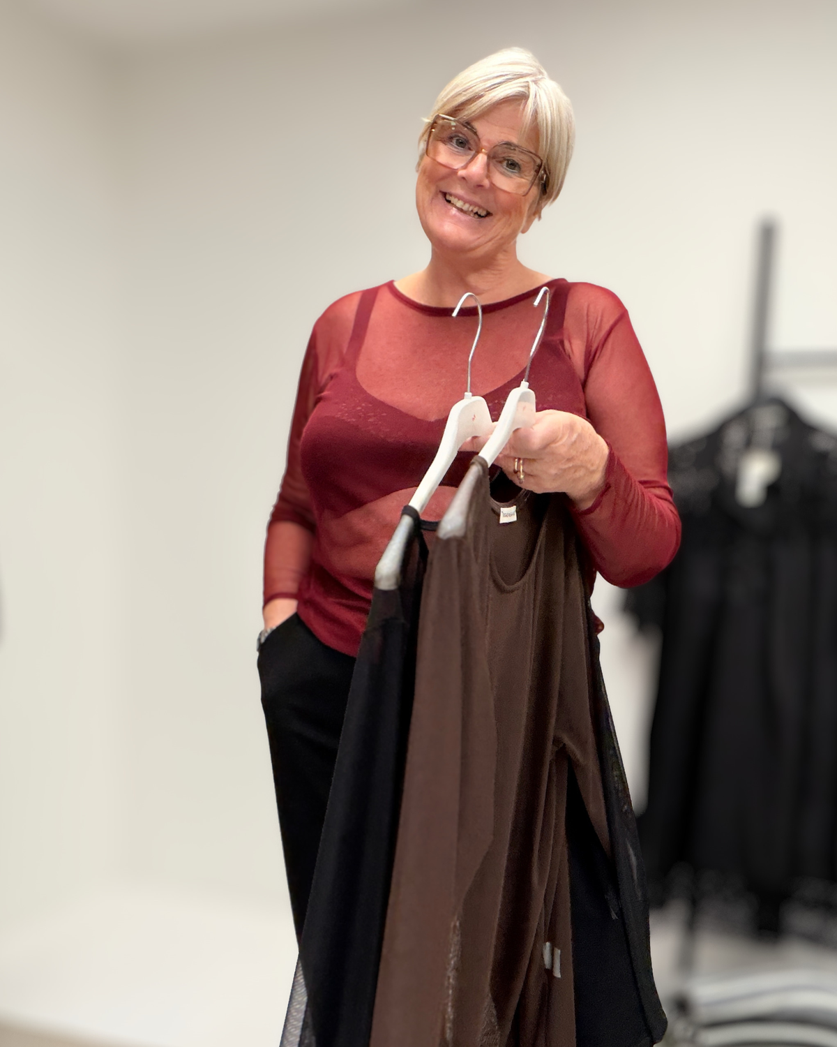 Smart mesh t-shirt til plus size kvinder som elsker looket af mest indenunder deres overdele. Det kan hurtigt være med til at pynte et sæt op. 