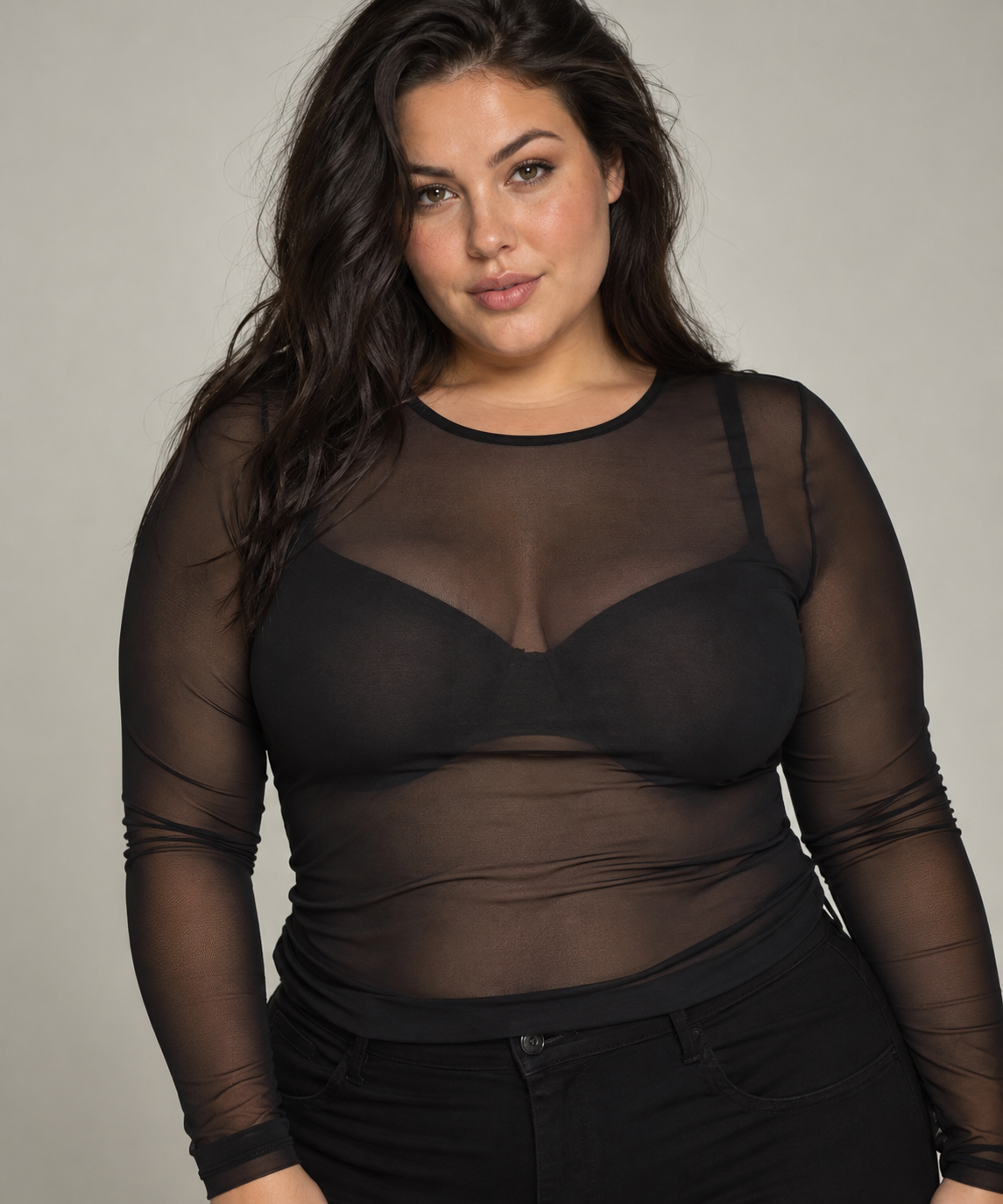 Smart mesh t-shirt til plus size kvinder som elsker looket af mest indenunder deres overdele. Det kan hurtigt være med til at pynte et sæt op. 