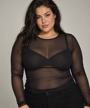 Smart mesh t-shirt til plus size kvinder som elsker looket af mest indenunder deres overdele. Det kan hurtigt være med til at pynte et sæt op. 