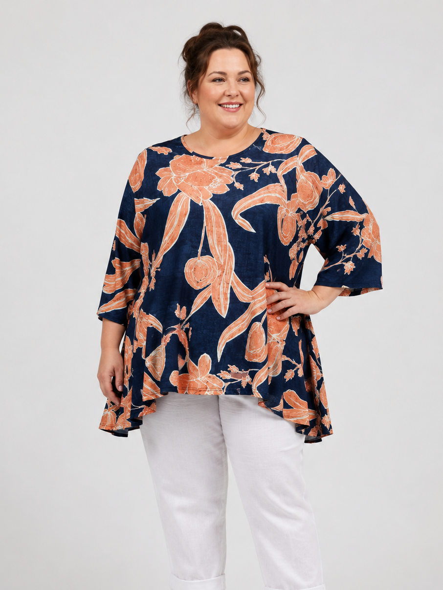 Smart plus size tunika med blomstret mønster. Den er i flotte farver, som er brugbare året rundt. Denne tunika har en god facon til os der fylder godt om mave og hofte. 