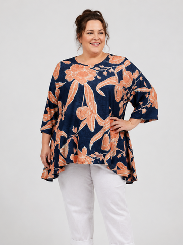 Smart plus size tunika med blomstret mønster. Den er i flotte farver, som er brugbare året rundt. Denne tunika har en god facon til os der fylder godt om mave og hofte. 
