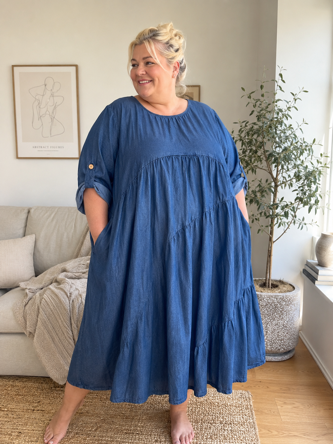 Smart jeans kjole til plus size kvinden. Kjolen har et unikt snit, og er en af de kjoler du vil elske året rundt. 

Billedet er genereret vha. AI-teknologi for at vise kjolen på en person. 