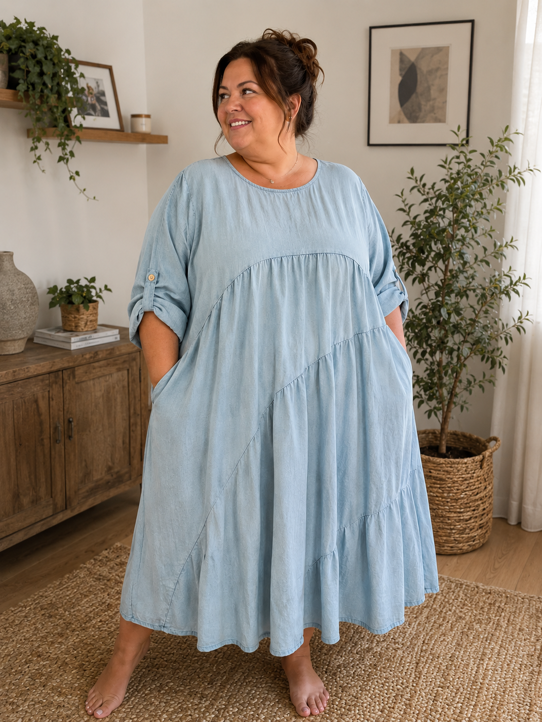 Smart jeans kjole til plus size kvinden. Kjolen har et unikt snit, og er en af de kjoler du vil elske året rundt. 

Billedet er genereret vha. AI-teknologi for at vise kjolen på en 