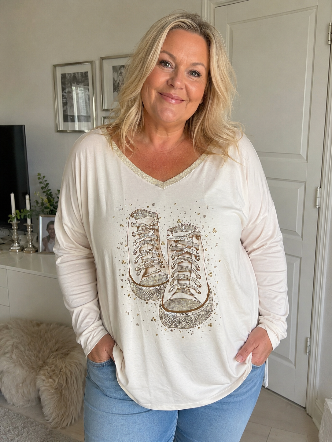 Mila T-shirt med V-hals og strikkant, lange ærmer og flot sko-print på fronten. Blød og stretchy viskosekvalitet med tætsiddende pasform.

Billedet er genereret vha. AI-teknologi for at vise t-shirten på en person. 